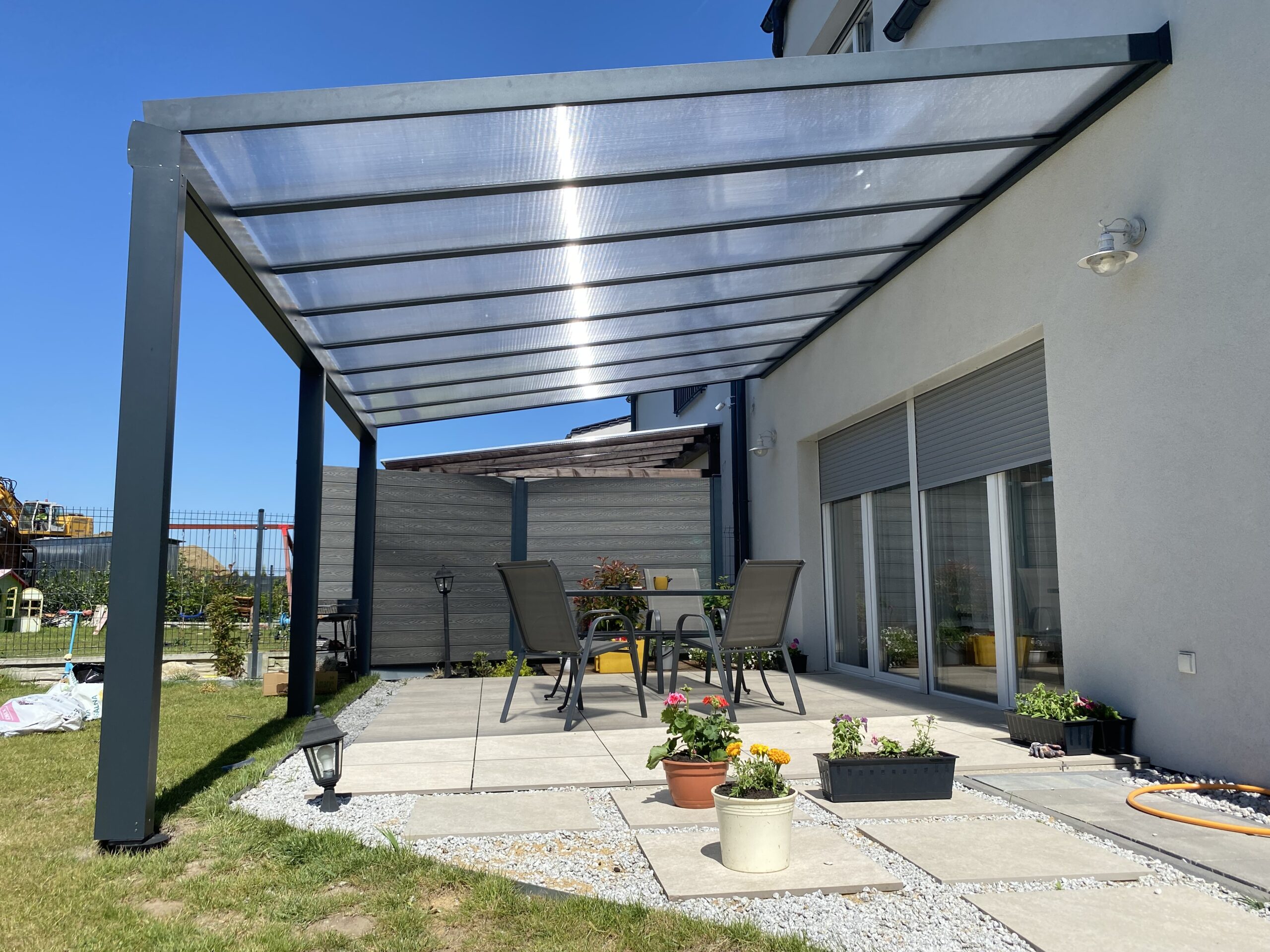 Pergola z dachem poliwęglanowym