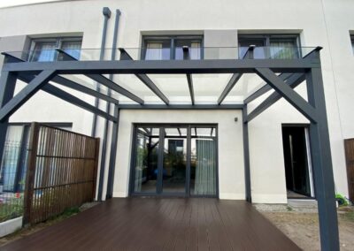 pergola drewniana z dachem szklanym