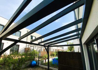 pergola drewniana z dachem szklanym