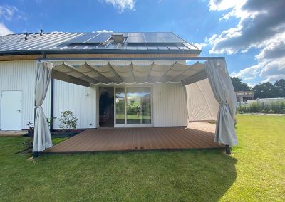 Pergola aluminiowa z roletą rzymską